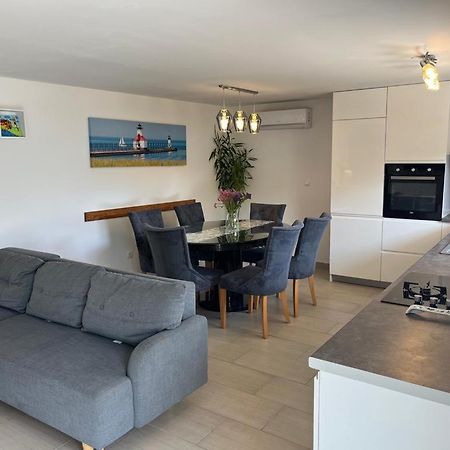 Apartment Verica In Duce - 20 Meters From The Beach Dugi Rat Exterior foto