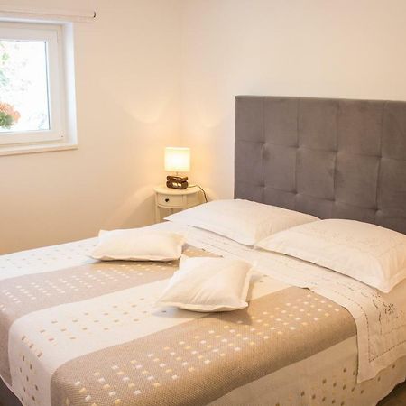 Apartment Verica In Duce - 20 Meters From The Beach Dugi Rat Exterior foto