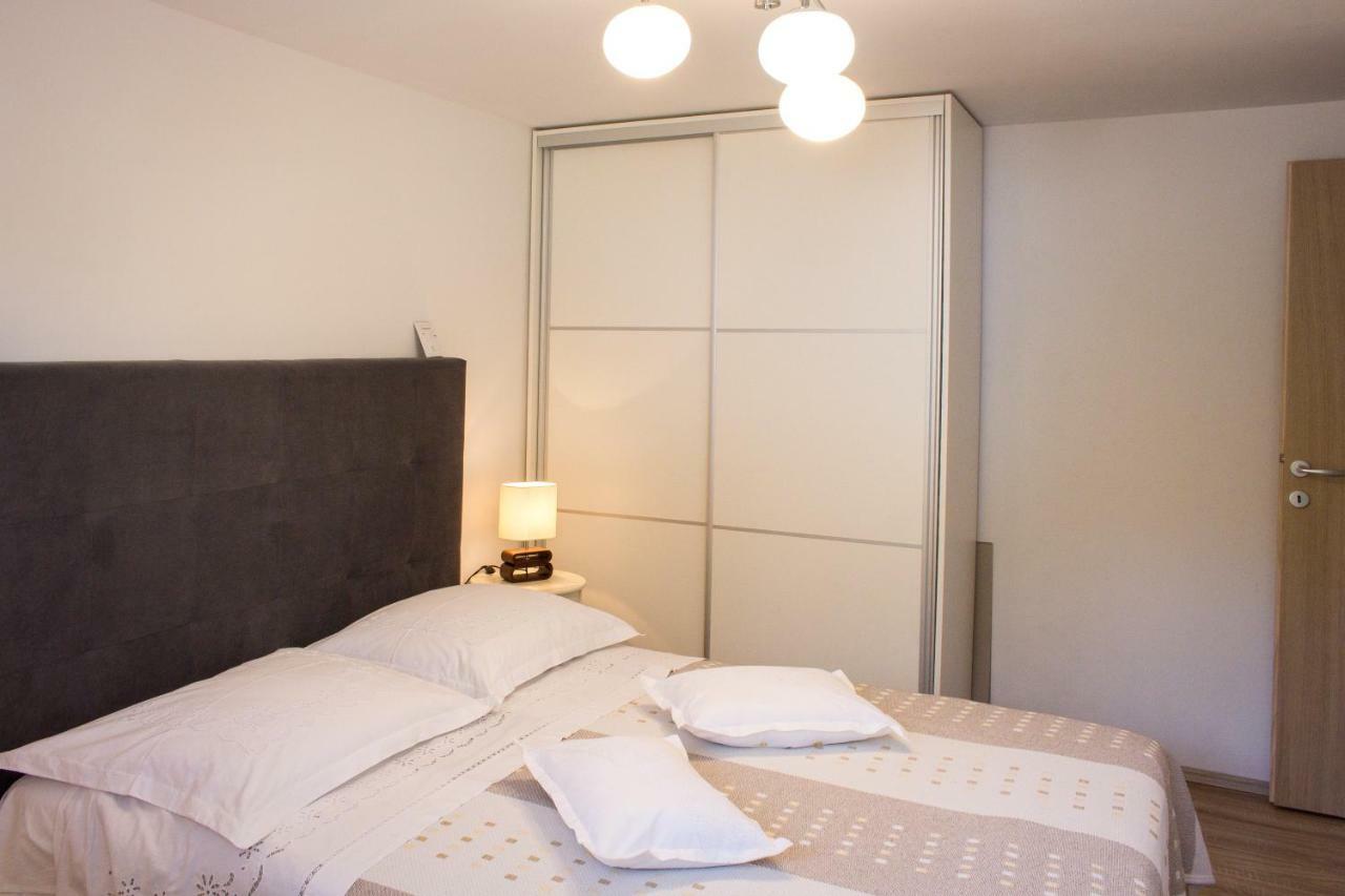 Apartment Verica In Duce - 20 Meters From The Beach Dugi Rat Exterior foto