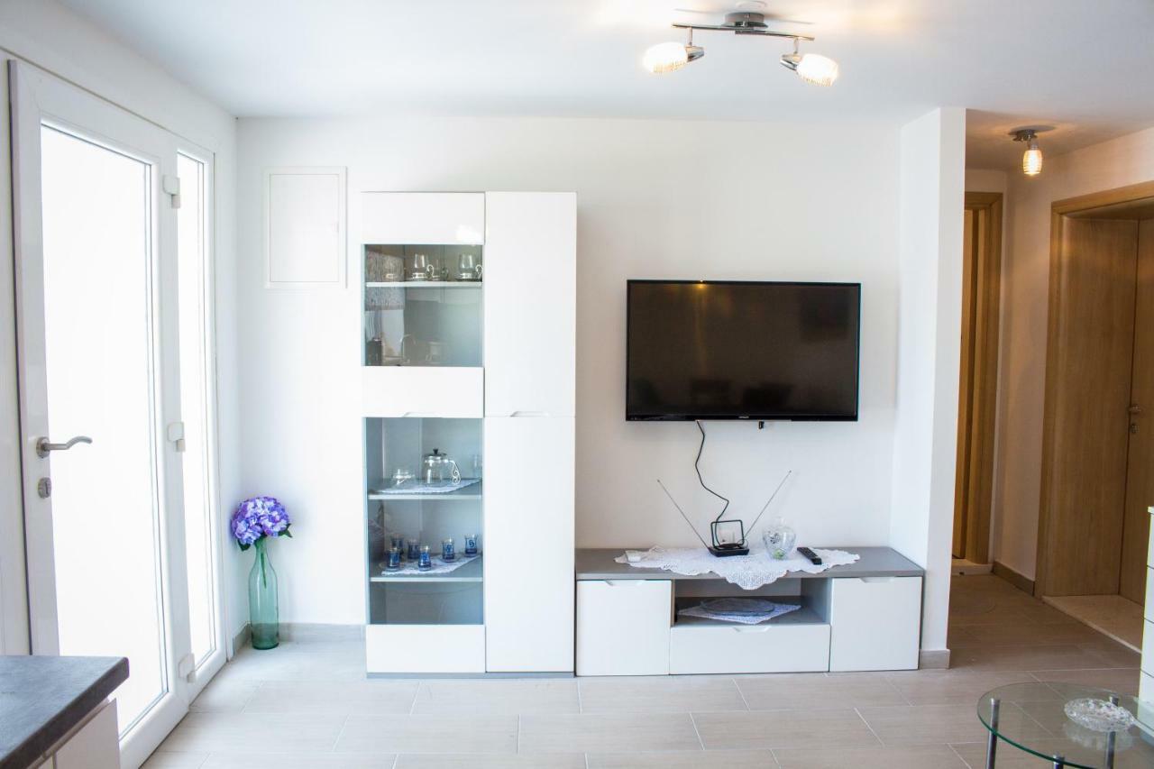 Apartment Verica In Duce - 20 Meters From The Beach Dugi Rat Exterior foto