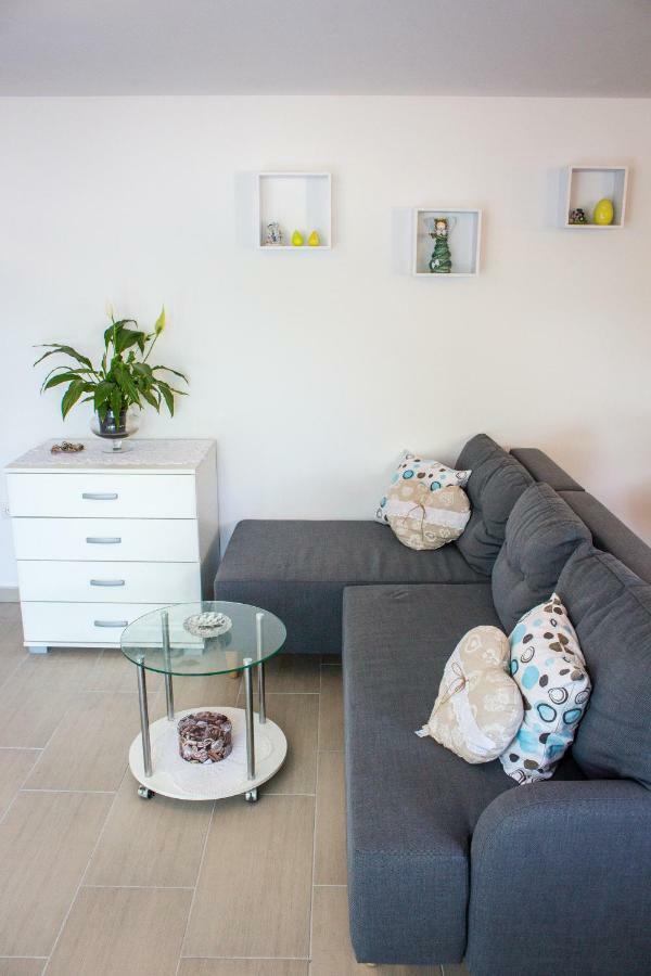 Apartment Verica In Duce - 20 Meters From The Beach Dugi Rat Exterior foto